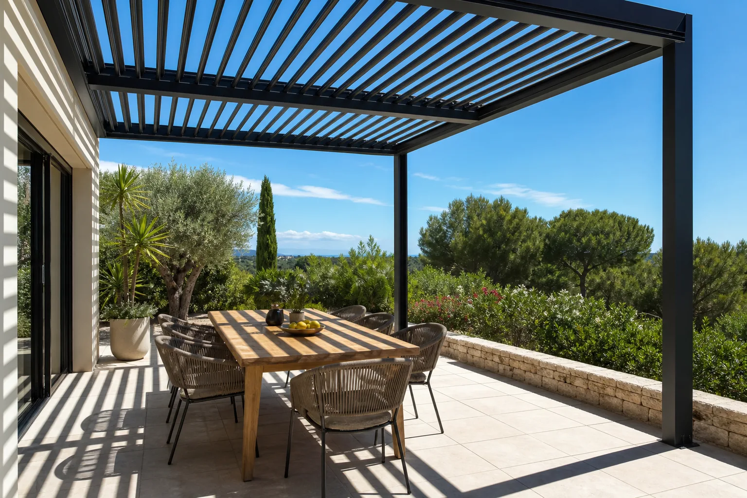 Comment protéger les clients du soleil sans dénaturer votre terrasse ?