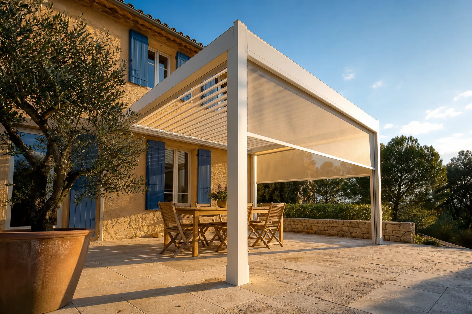 Comment protéger les clients du soleil sans dénaturer votre terrasse ? — Ales-Pergola.fr