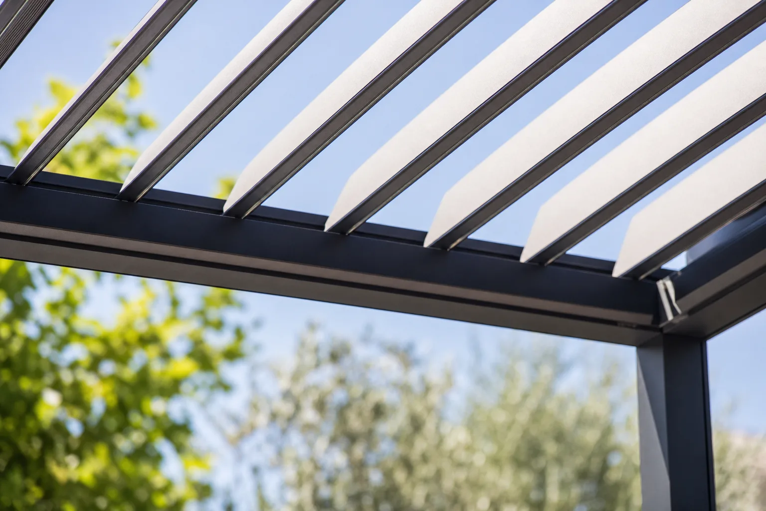 Pergola bioclimatique Barjac — installation sur mesure dans le Gard (30)