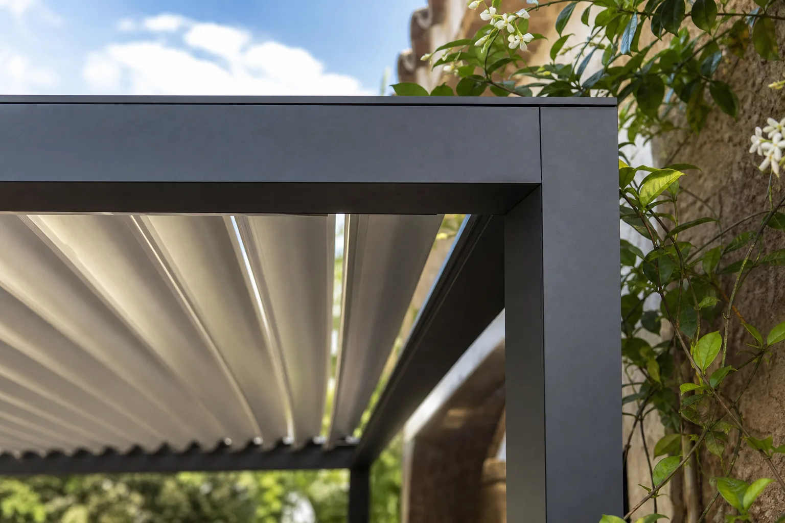 Pergola bioclimatique Saint-Christol-lès-Alès — installation sur mesure dans le Gard (30)