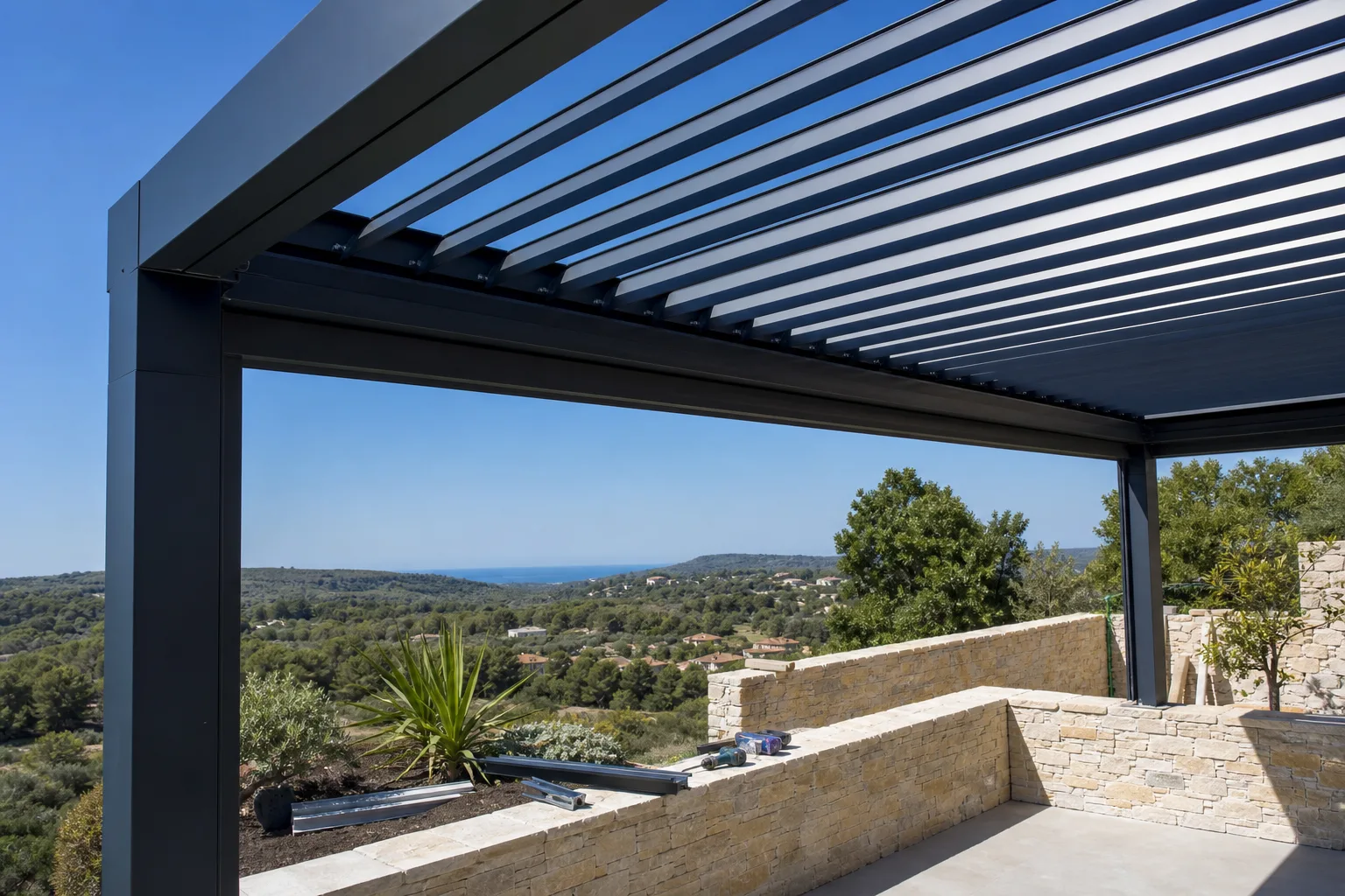 Pergola bioclimatique Saint-Hilaire-de-Brethmas — installation sur mesure dans le Gard (30)