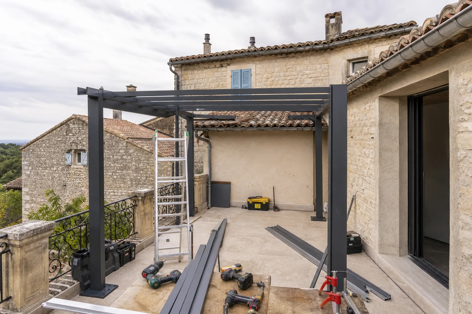 Pergola bioclimatique Saint-Martin-de-Valgalgues — installation sur mesure dans le Gard (30)